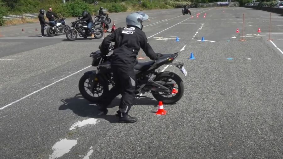 Apprendre code moto débutant